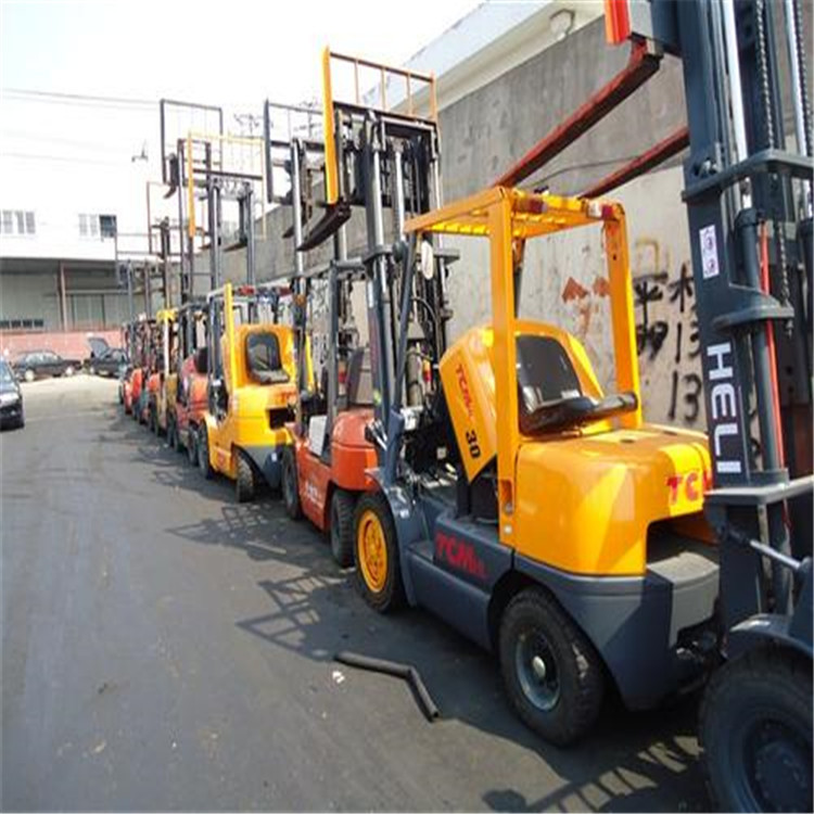 武汉洪山区1-3吨小型叉车出租：仓库搬运首选